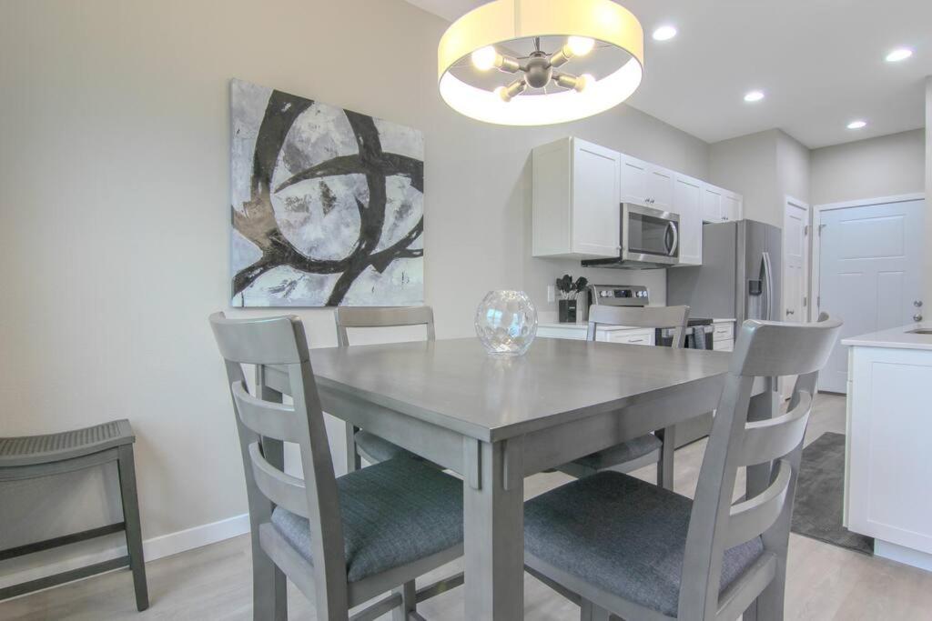Apartment Townhome - New Construction - 3 Kings!